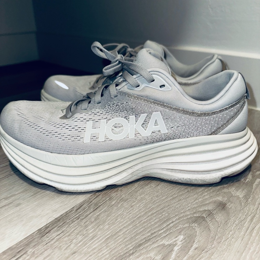 HOKA Bondi 8 Running Shoe in Light Gray/ Mist